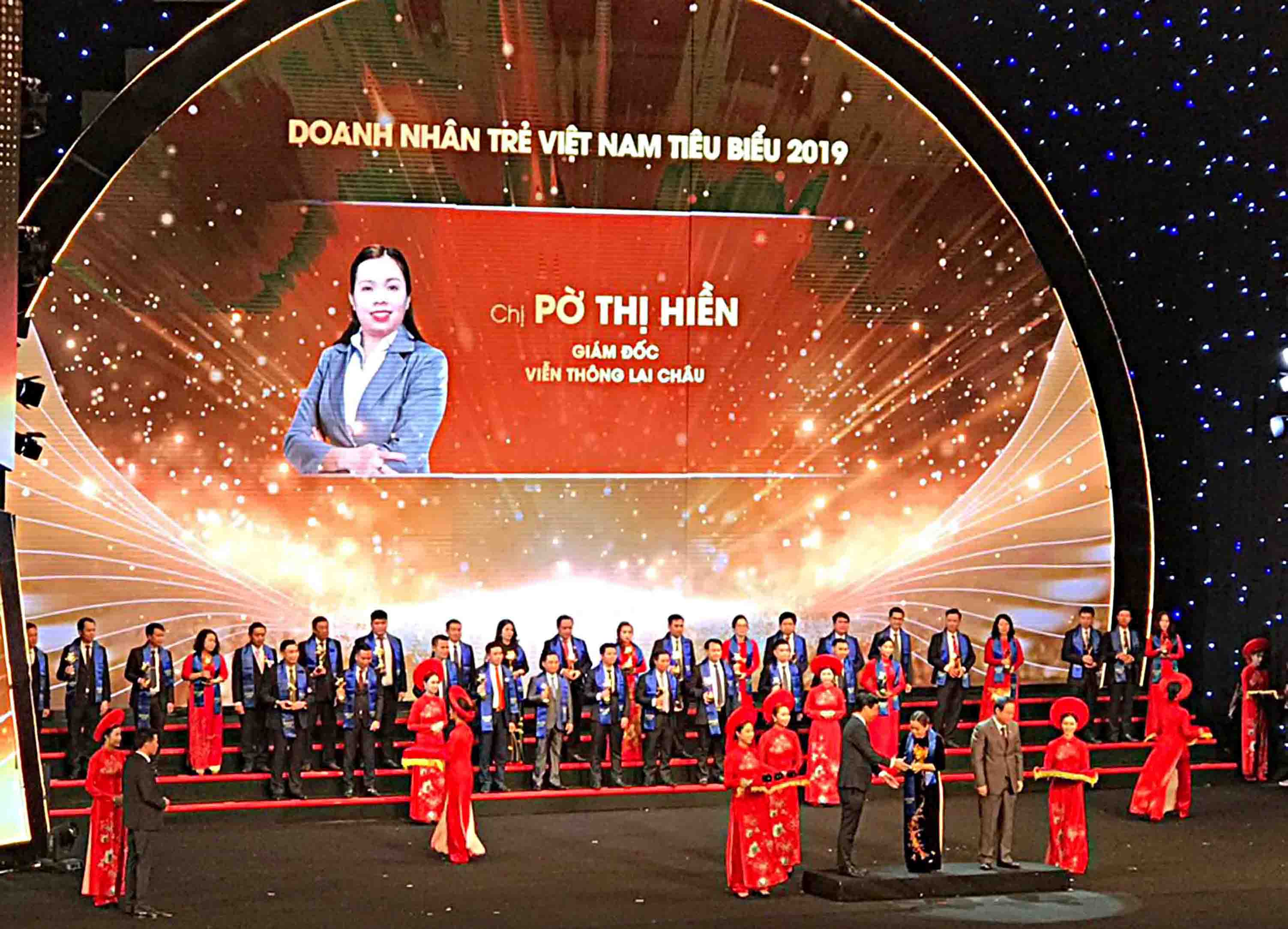 Chị Pờ Thị Hiền - Bí Thư Đảng ủy, Giám đốc Viễn thông Lai Châu nhận giải thưởng Sao Đỏ năm 2019.