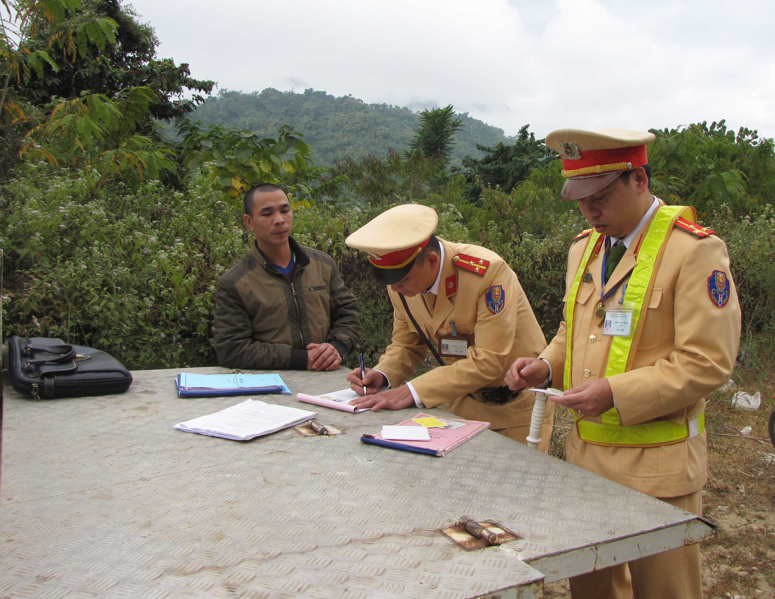 Lực lượng cảnh sát giao thông Công an huyện Nậm Nhùn xử lý các trường vi phạm trật tự ATGT