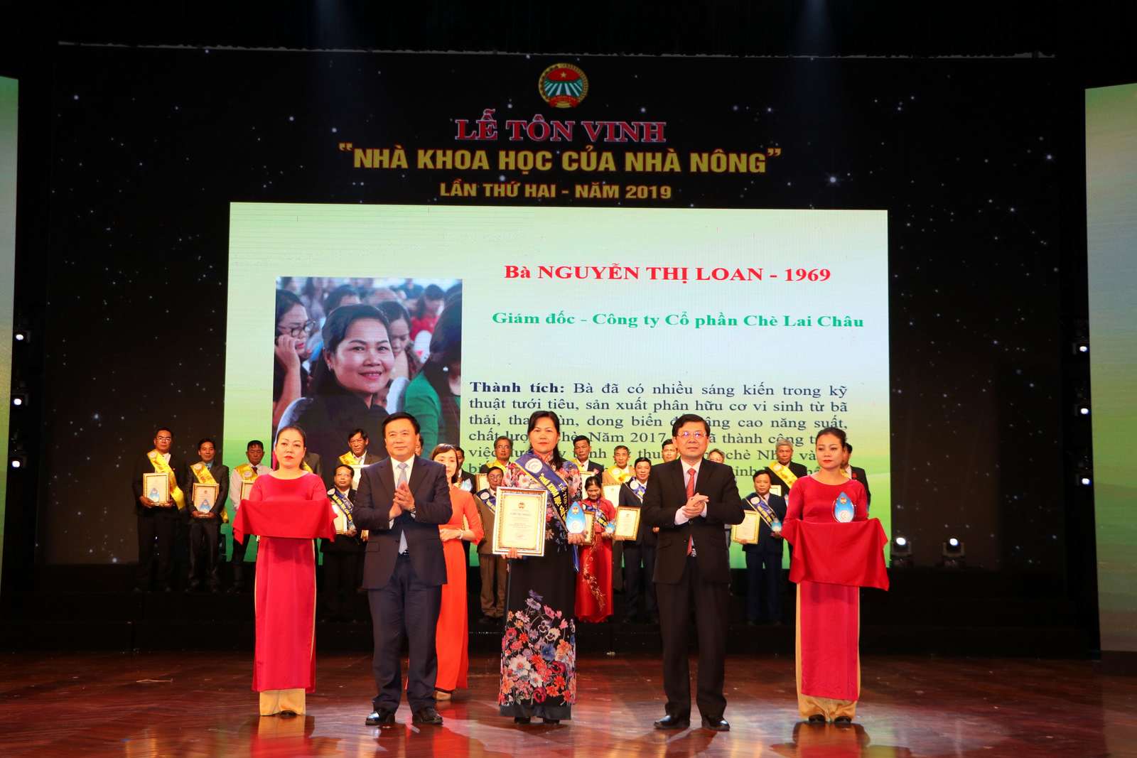 Lãnh đạo Học viện Chính trị Quốc gia Hồ Chí Minh và Trung ương MTTQ Việt Nam trao giấy chứng nhận và kỷ niệm chương cho bà Nguyễn Thị Loan