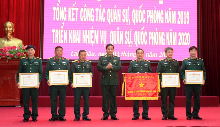 Thiếu tướng Đoàn Quốc Việt – Phó Tham mưu trưởng Bộ Tư lệnh Quân khu II tặng thưởng cho các tập thể, cá nhân.