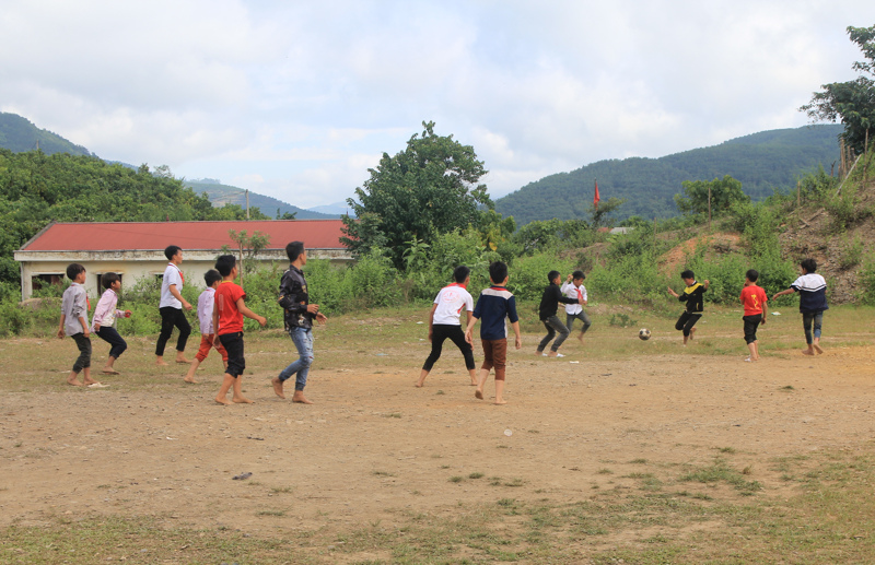Người dân bản Nậm Vời (xã Nậm Pì) đá bóng tại sân thể thao chung của bản.