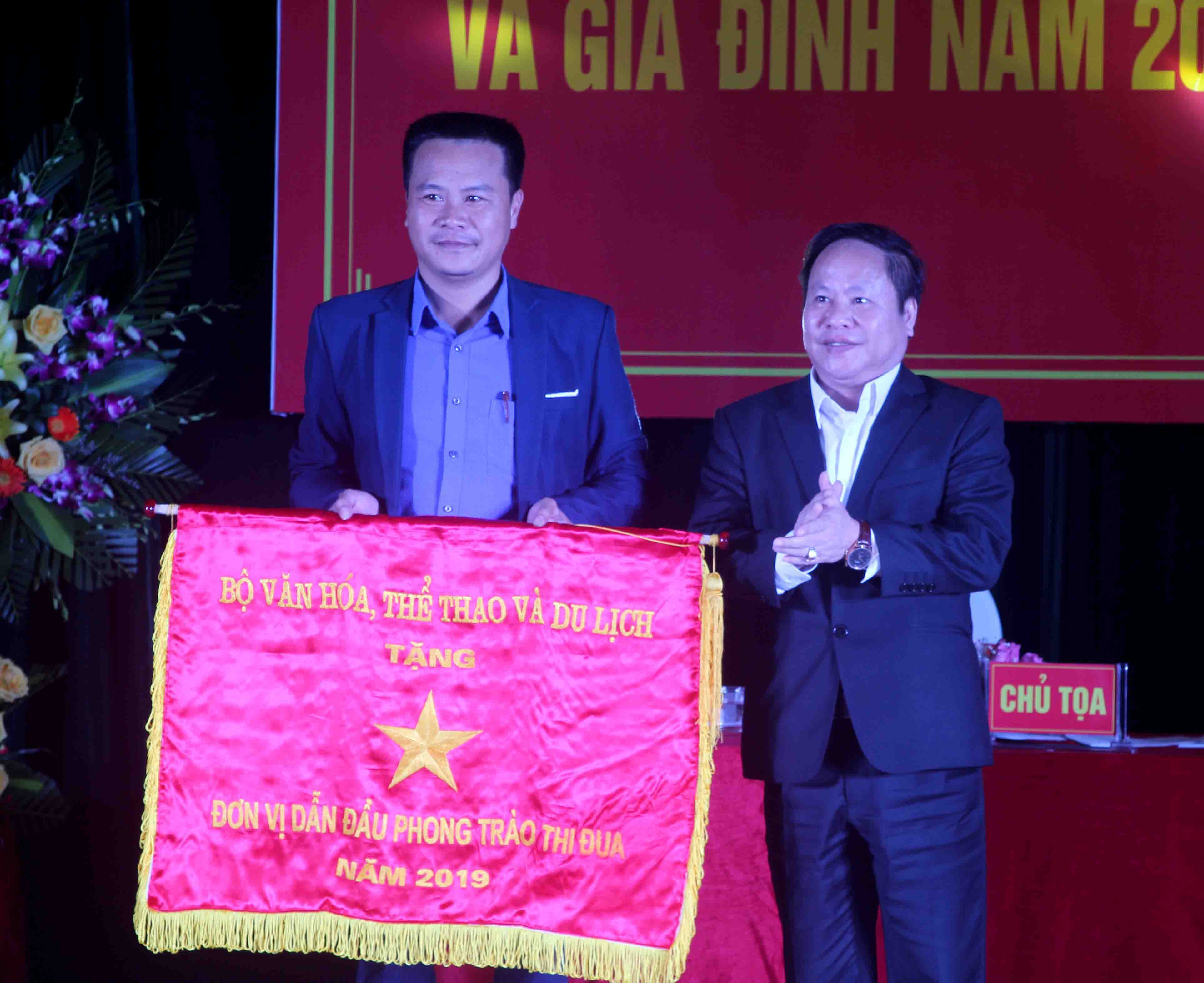 Đồng chí Tống Thanh Hải- Ủy viên Ban thường vụ tỉnh ủy, Phó Chủ tịch thường trực UBND tỉnh đã tặng “Cờ thi đua của Bộ” cho Phòng Văn hóa và Thông tin huyện Phong Thổ. 