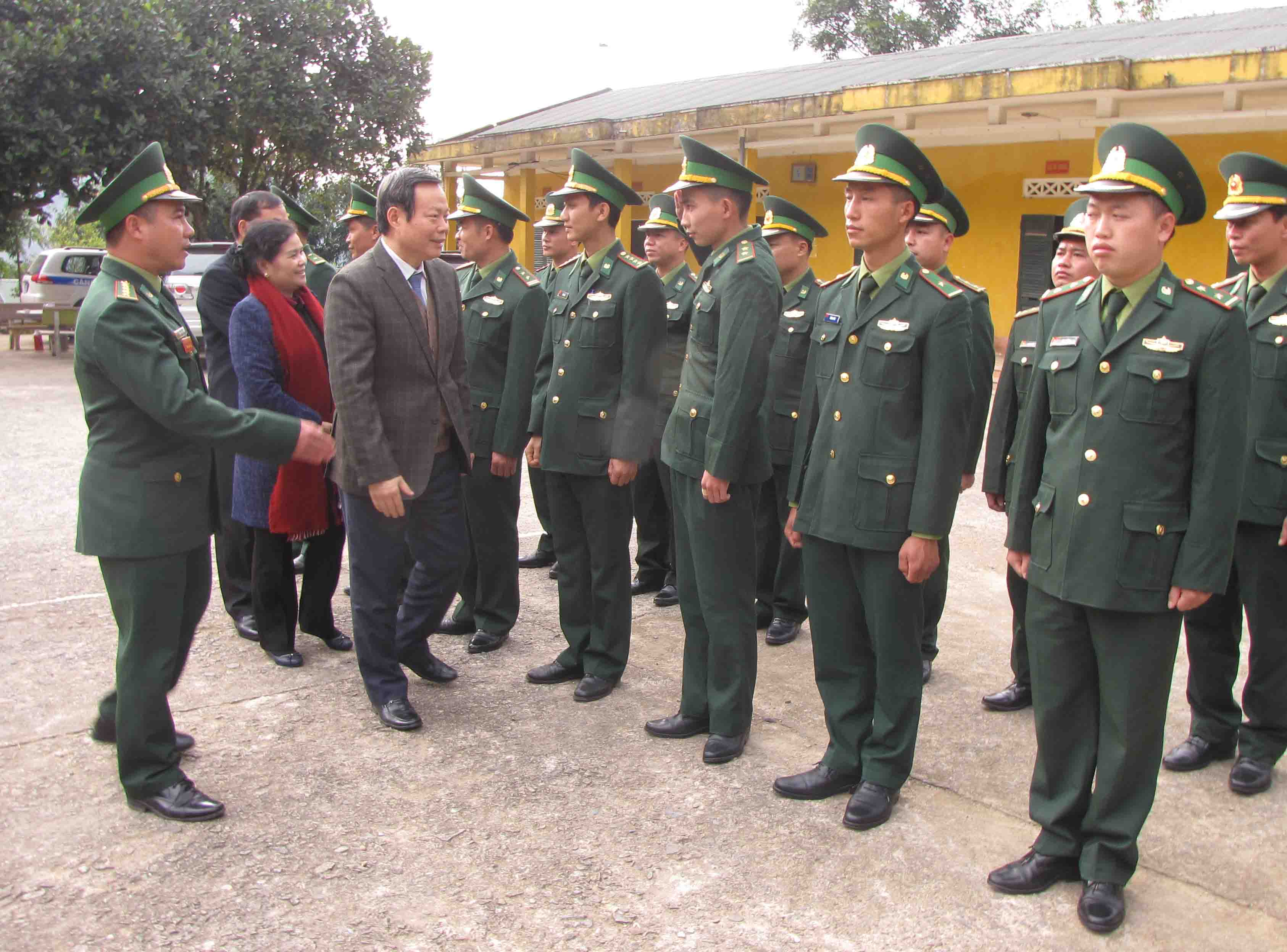 Đồng chí Phùng Quốc Hiển, Ủy viên trung ương Đảng Ủy viên Trung ương Đảng, Phó Chủ tịch Quốc hội thăm Đồn Biên phòng Hua Bum, huyện Nậm Nhùn.
