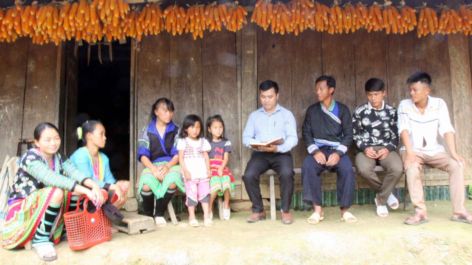 Cán bộ xã Tà Mung tuyên truyền nội dung nếp sống văn hóa mới đến bà con dân tộc Mông bản Nậm Pắt.