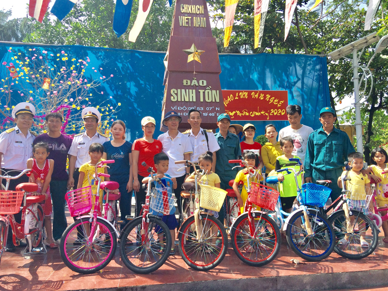 Học sinh đảo Sinh Tồn vui nhận xe đạp, quà tết của nhà báo Mai Thanh Hải, báo Thanh niên.