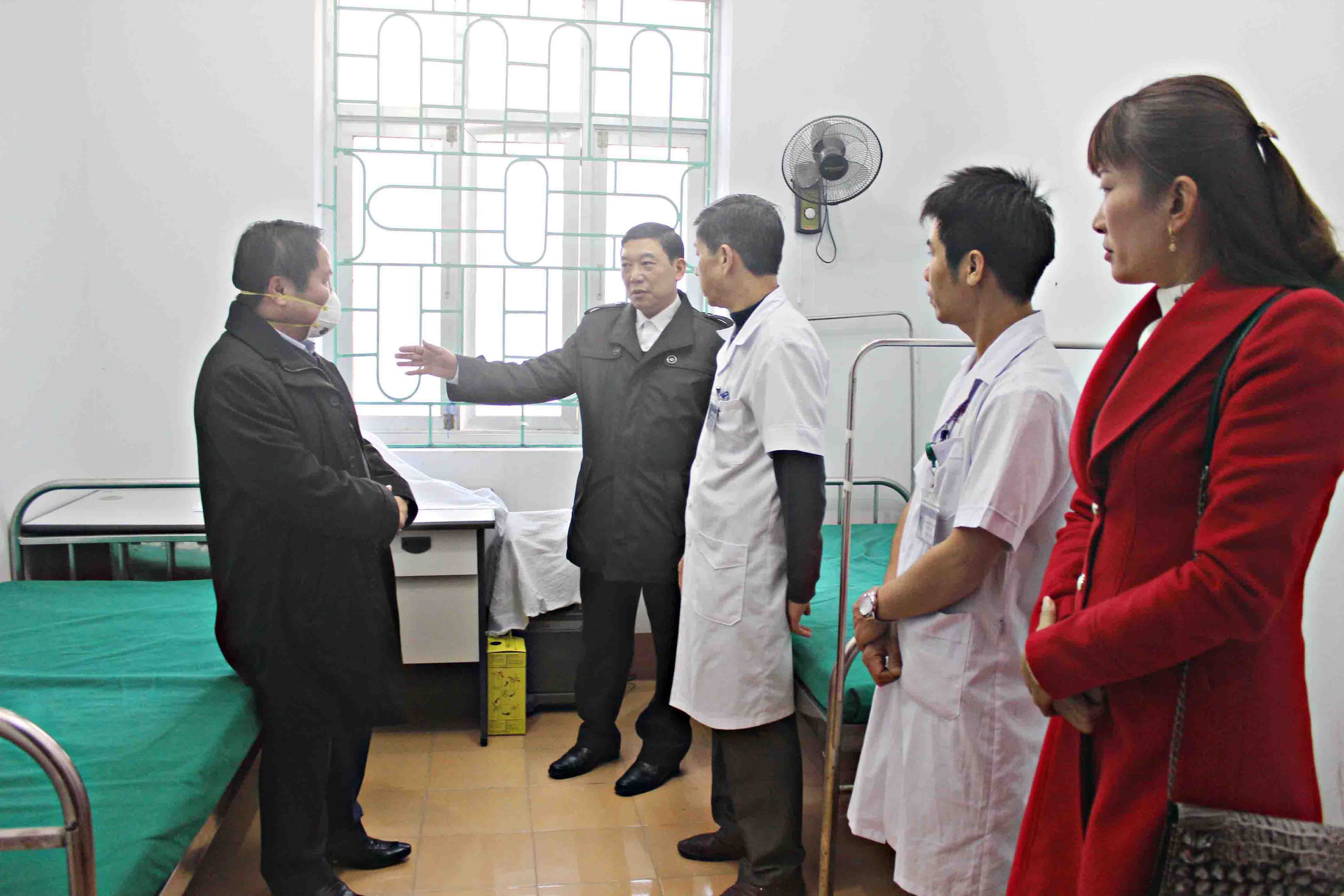 Cán bộ tỉnh, huyện kiểm tra phòng cách ly bệnh nhân nghi nhiễm bệnh do vi rút Corona ở Đội Kiểm soát bệnh tật (TTYT huyện Phong Thổ).
