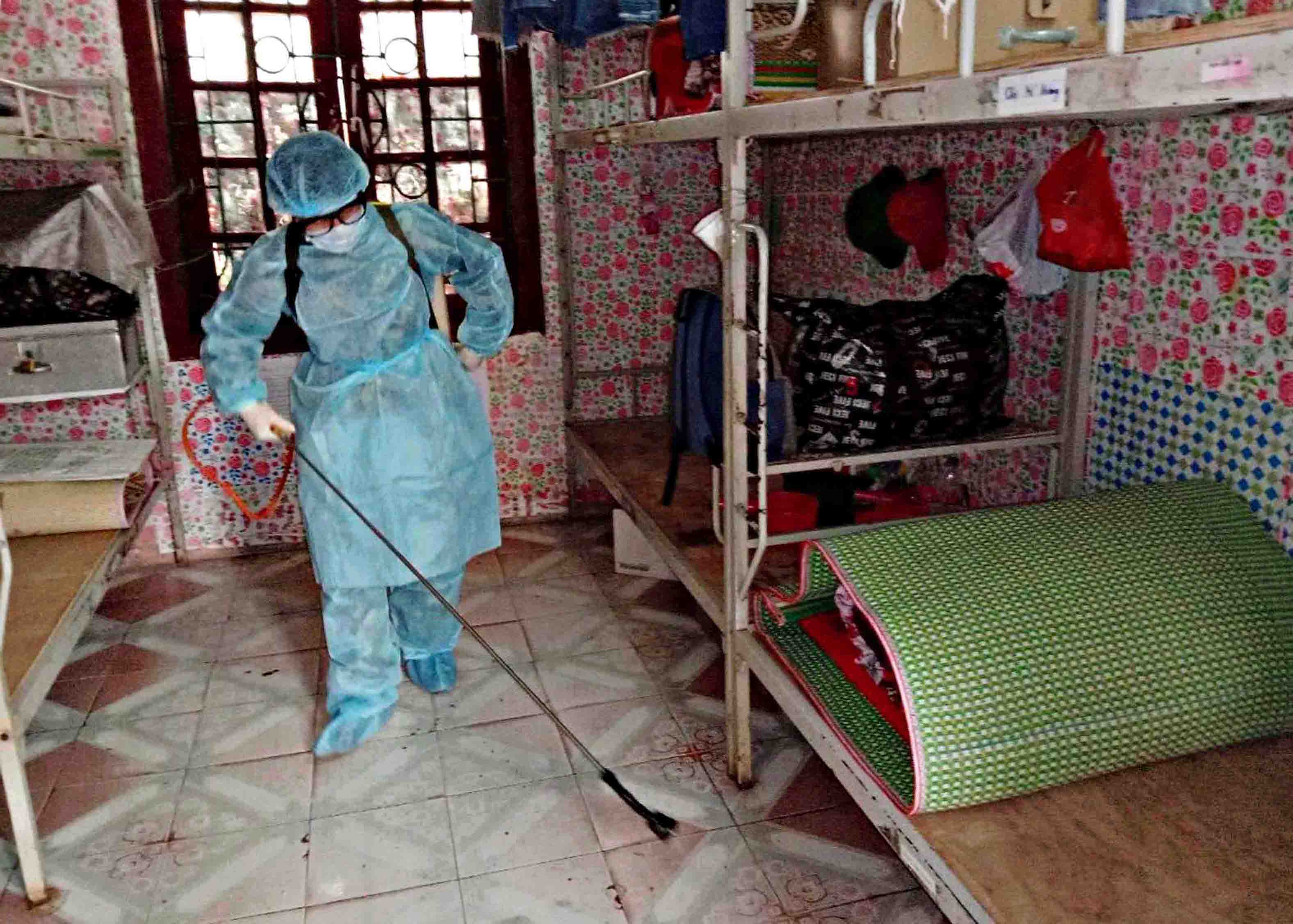 Nhân viên Y tế (Trường Phổ thông Dân tộc Nội trú huyện Tam Đường) phun hóa chất khử trùng, tiêu độc phòng ở nội trú cho học sinh.
