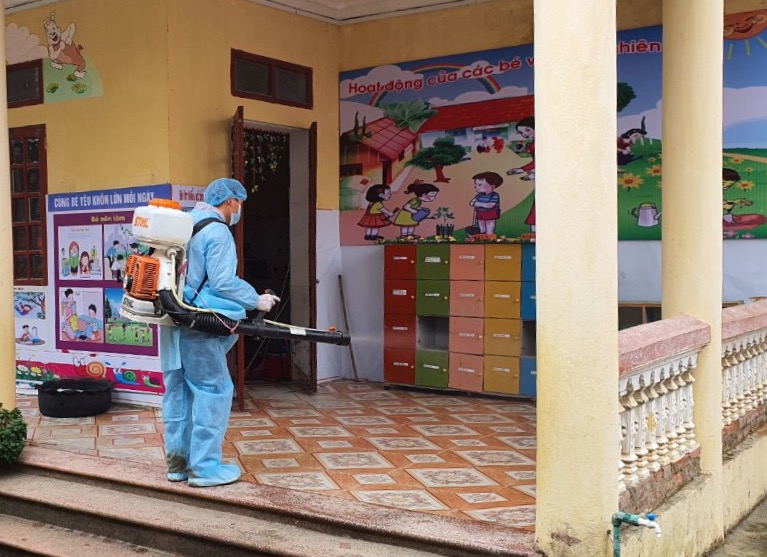 Cán bộ Trung tâm Y tế phun thuốc khử trùng tại trường Mầm non thị trấn Sìn Hồ (Sìn Hồ)