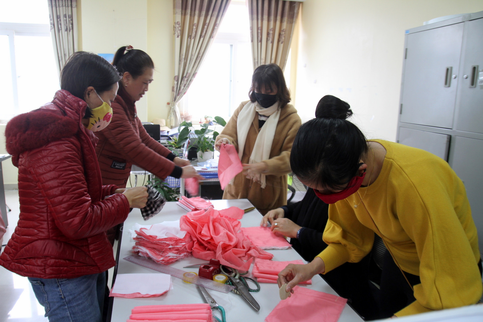 Cán bộ, hội viên Hội Liên hiệp phụ nữ thành phố Lai Châu cắt vải may khẩu trang