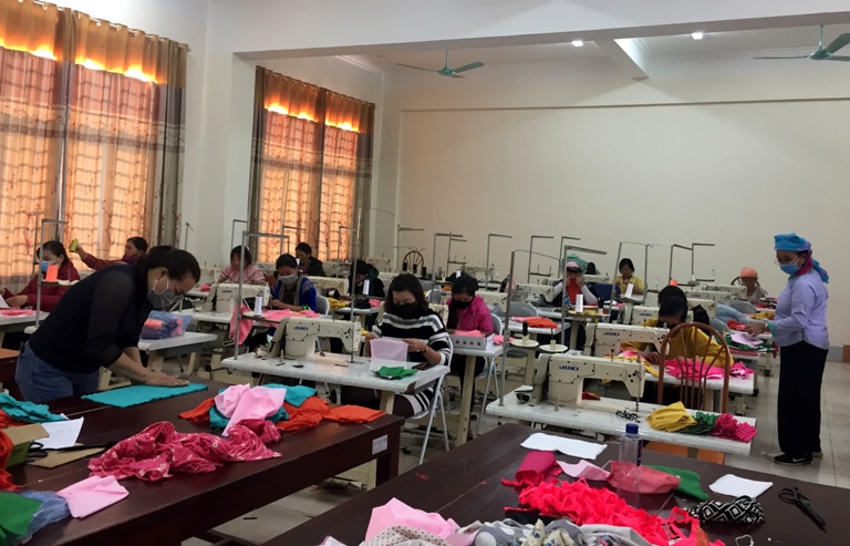 Các hội viên phụ nữ thành phố Lai Châu may khẩu trang tập trung tại Trường Cao đẳng Cộng đồng. 