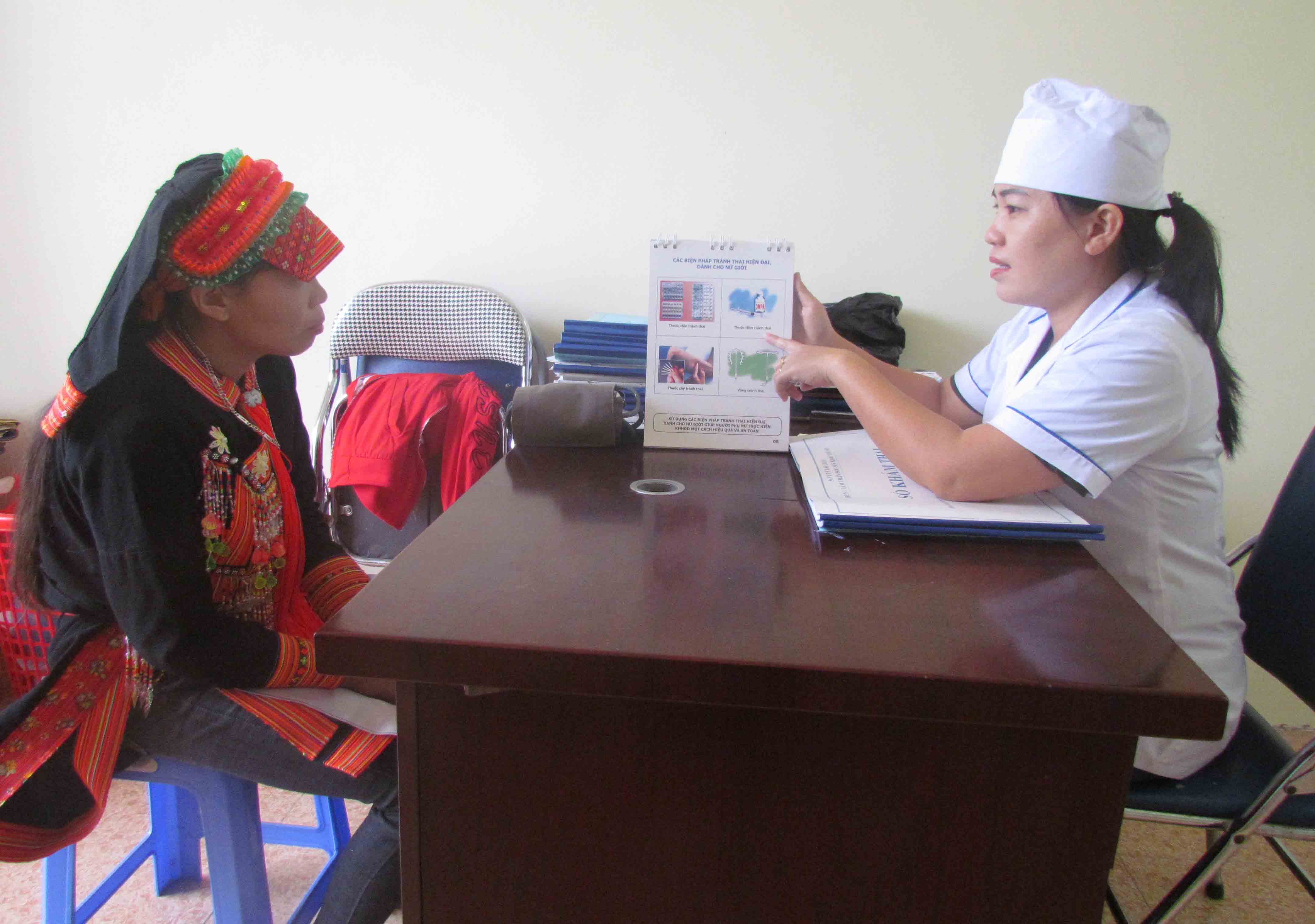 Cán bộ trạm y tế xã Bản Lang tuyên truyền về các biện pháp tránh thai hiện đại đến người dân.