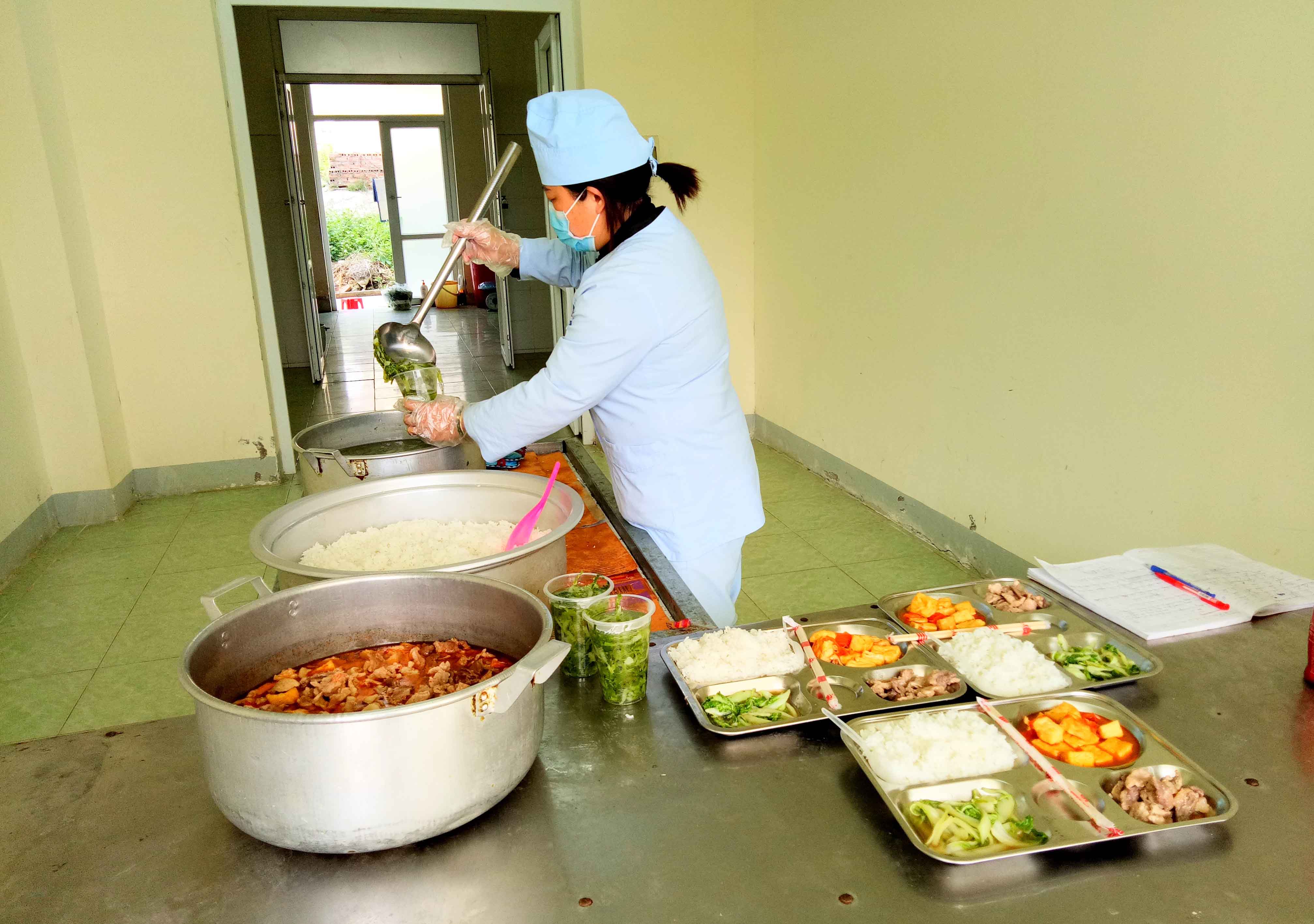 Chuẩn bị bữa ăn trưa cho người được cách ly tại Bệnh viện Phổi tỉnh.