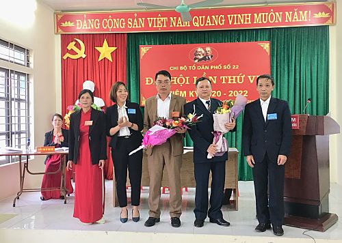 Đại diện lãnh đạo Đảng ủy phường Đông Phong tặng hoa chúc mừng Ban Chi ủy khóa mới.