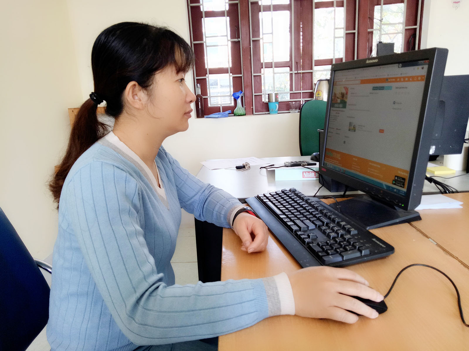 Giáo viên Trường THCS Đoàn Kết (thành phố Lai Châu) tạo các khóa học và đưa nội dung ôn tập hàng ngày cho học sinh lên mạng xã hội học tập Viettelstudy.