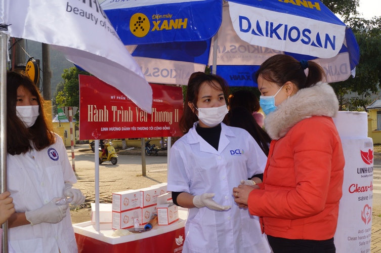 Người dân đến nhận miễn phí gen nước rửa tay khô của Chi nhánh Đặng Kim Thoa (thuộc Công Ty Mỹ phẩm thiên nhiên Linh Hương).