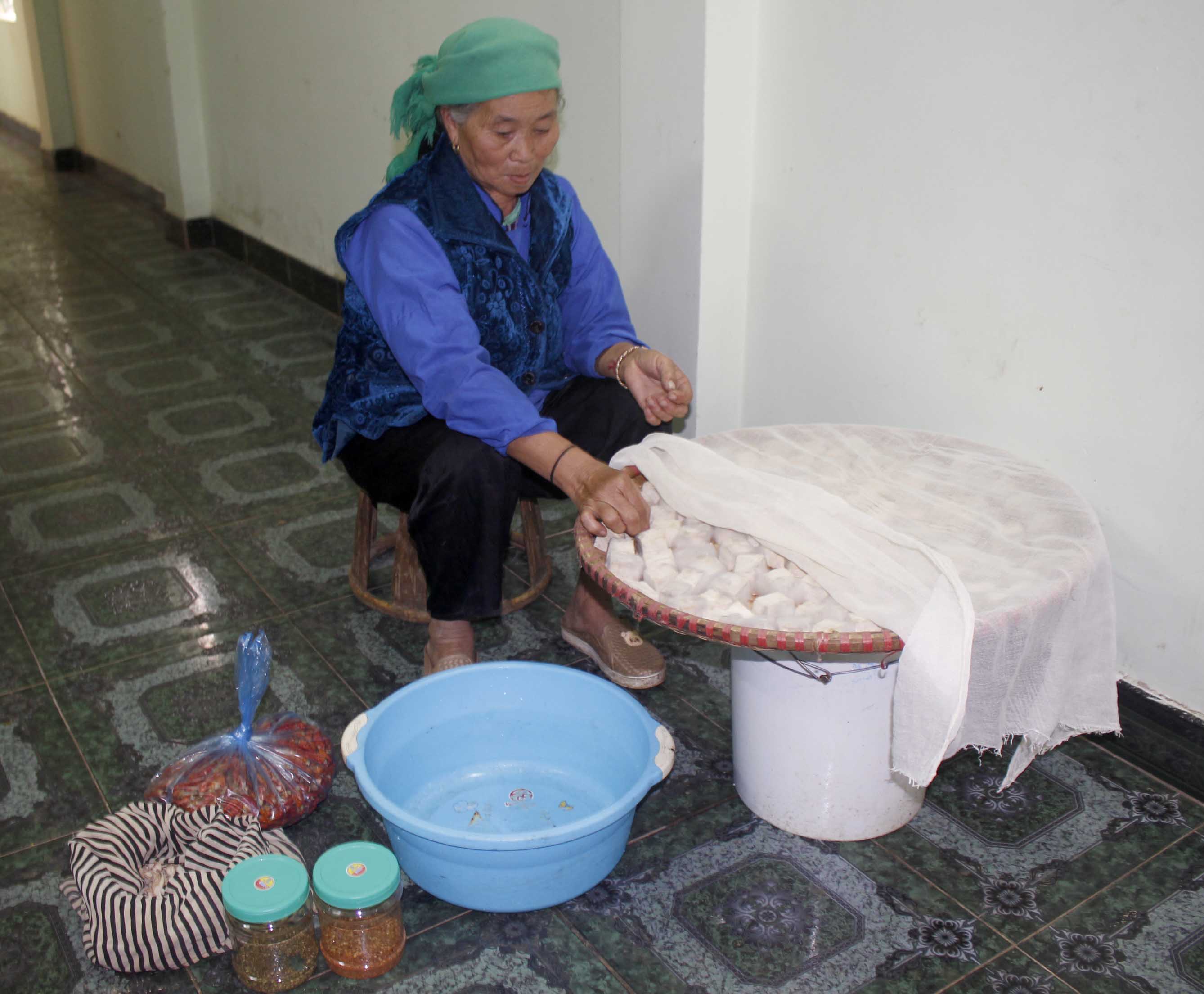 Bà Má Thị Mùi- tổ 9, phường Quyết Thắng (thành phố Lai Châu) đang chuẩn bị nguyên liệu làm món chấm truyền thống “Đậu phụ nhự”. 