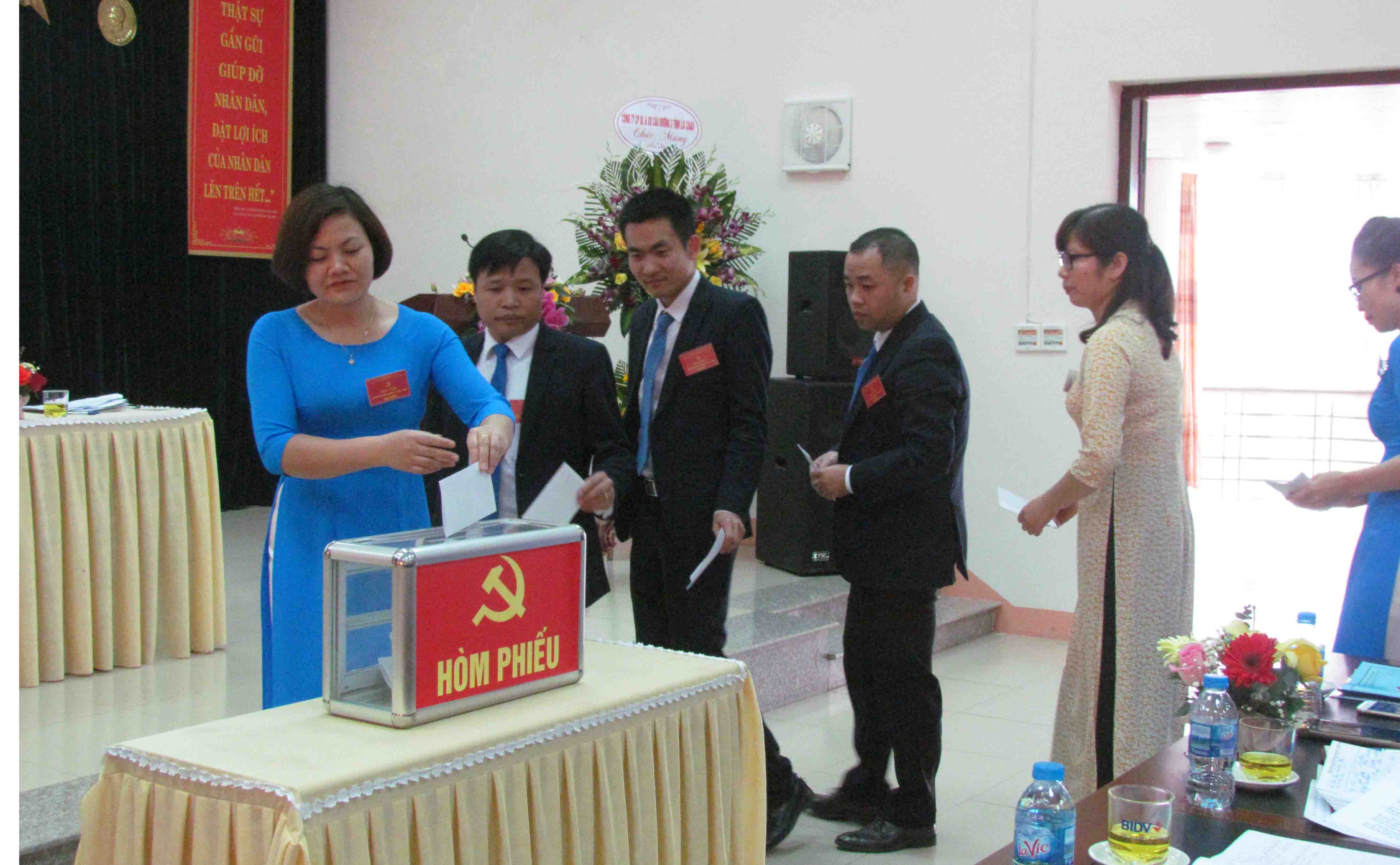 Đại biểu bỏ phiếu bầu chức danh Bí thư Chi bộ Ngân hàng BIDV khóa IV, nhiệm kỳ 2020-2025.