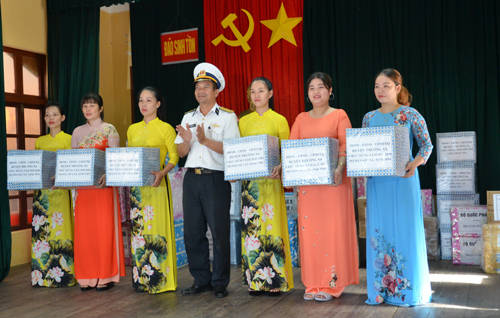 Lãnh đạo Lữ đoàn 146 tặng quà cho chị em hội viên phụ nữ đảo Sinh Tồn.