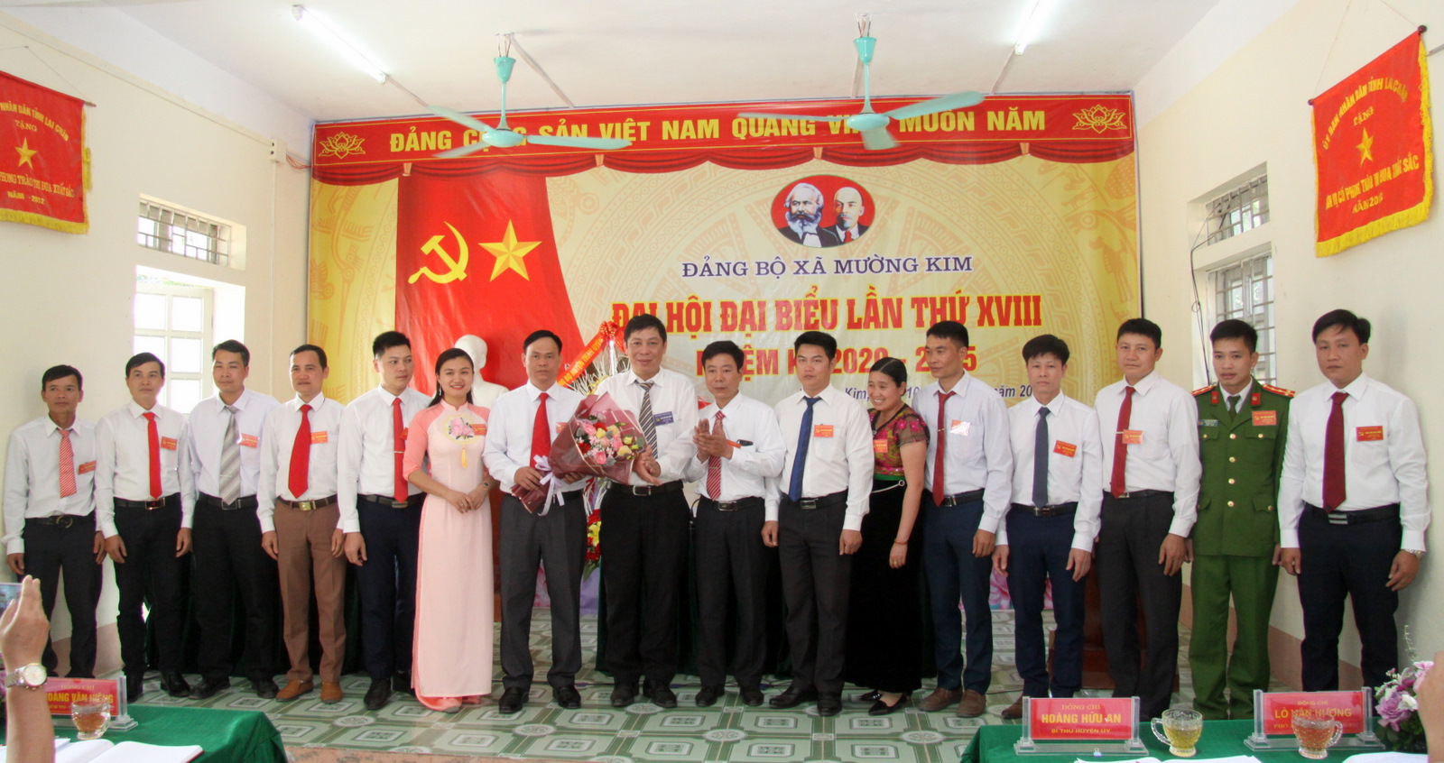 Đồng chí Hoàng Hữu An - Bí thư Huyện ủy huyện Than Uyên tặng hoa chúc mừng Ban Chấp hành khóa mới
