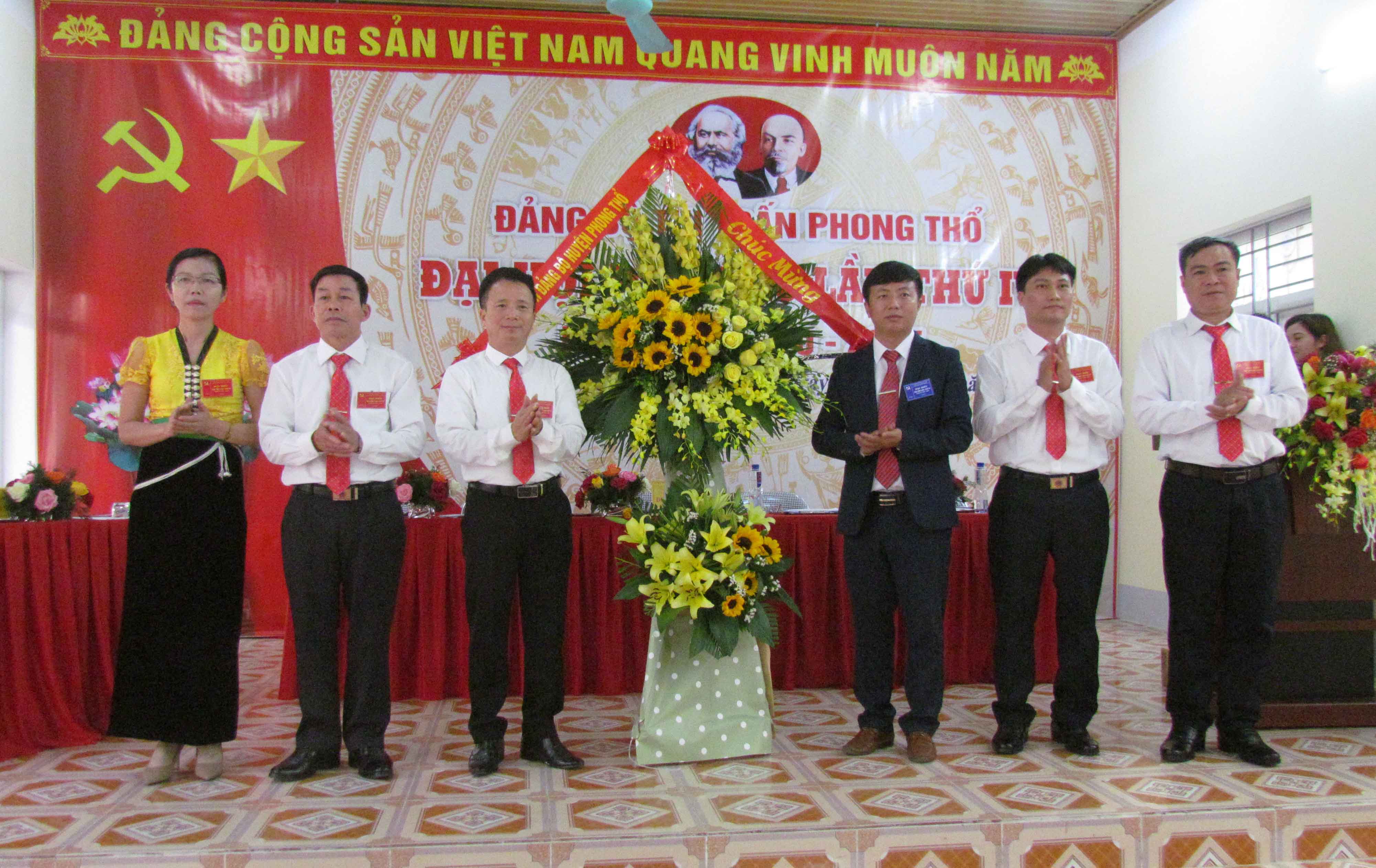 Đồng chí Sùng A Nủ - Ủy viên Ban chấp hành Đảng bộ tỉnh, Bí thư Huyện ủy Phong Thổ tặng hoa chúc mừng Đại hội.