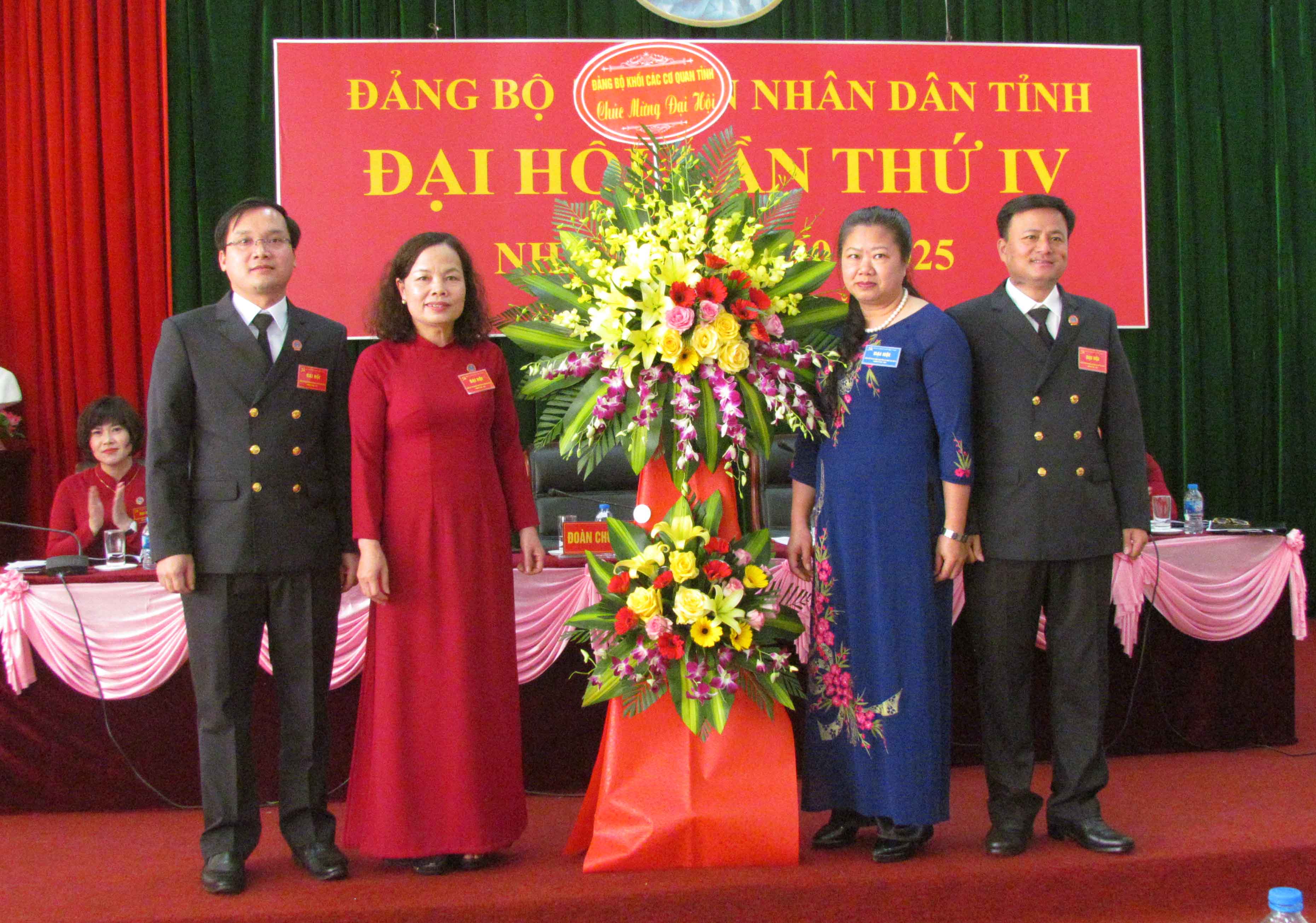 Đồng chí Triệu Thị Vân – Bí thư Đảng ủy Khối các cơ quan tỉnh tặng hoa chúc mừng Đại hội. 