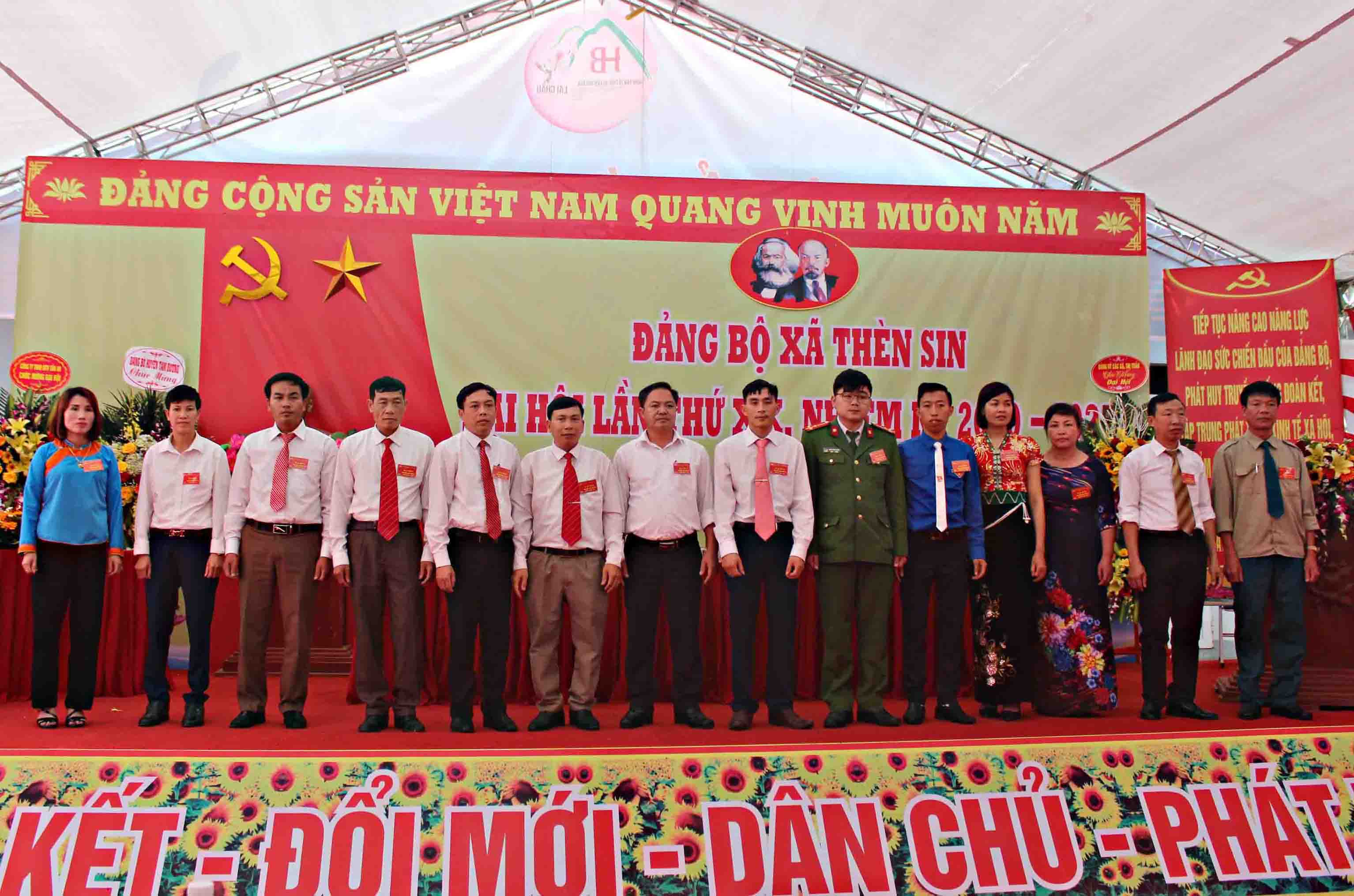 BCH Đảng bộ xã Thèn Sin lần thứ XX, nhiệm kỳ 2020 - 2025 ra mắt Đại hội.