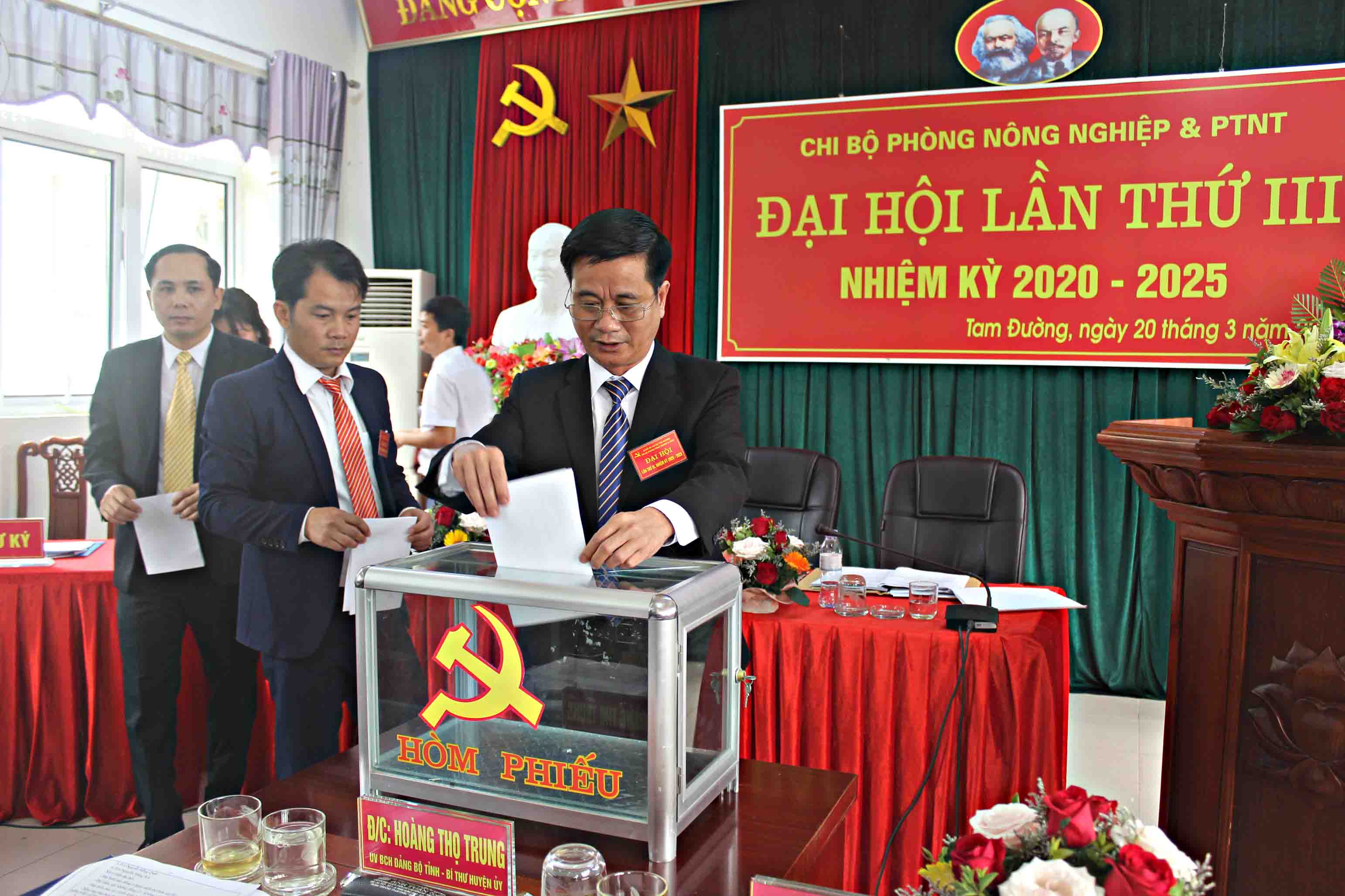 Đảng viên bỏ phiếu bầu Ban Chi ủy Chi bộ Phòng Nông nghiệp và Phát triển nông thôn huyện Tam Đường khóa III, nhiệm kỳ 2020 - 2025.