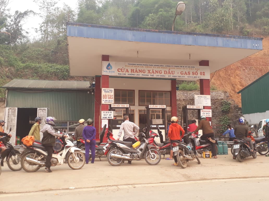 Người dân tập trung chờ mua xăng tại cửa hàng xăng trên địa bàn xã Khổng Lào. Ảnh chụp lúc 8 giờ sáng ngày 31/3.