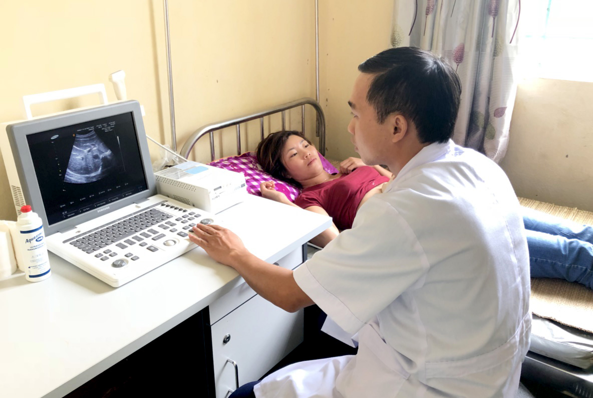 Cán bộ Trạm Y tế xã Phúc Than (Than Uyên) siêu âm tim thai cho phụ nữ mang thai.