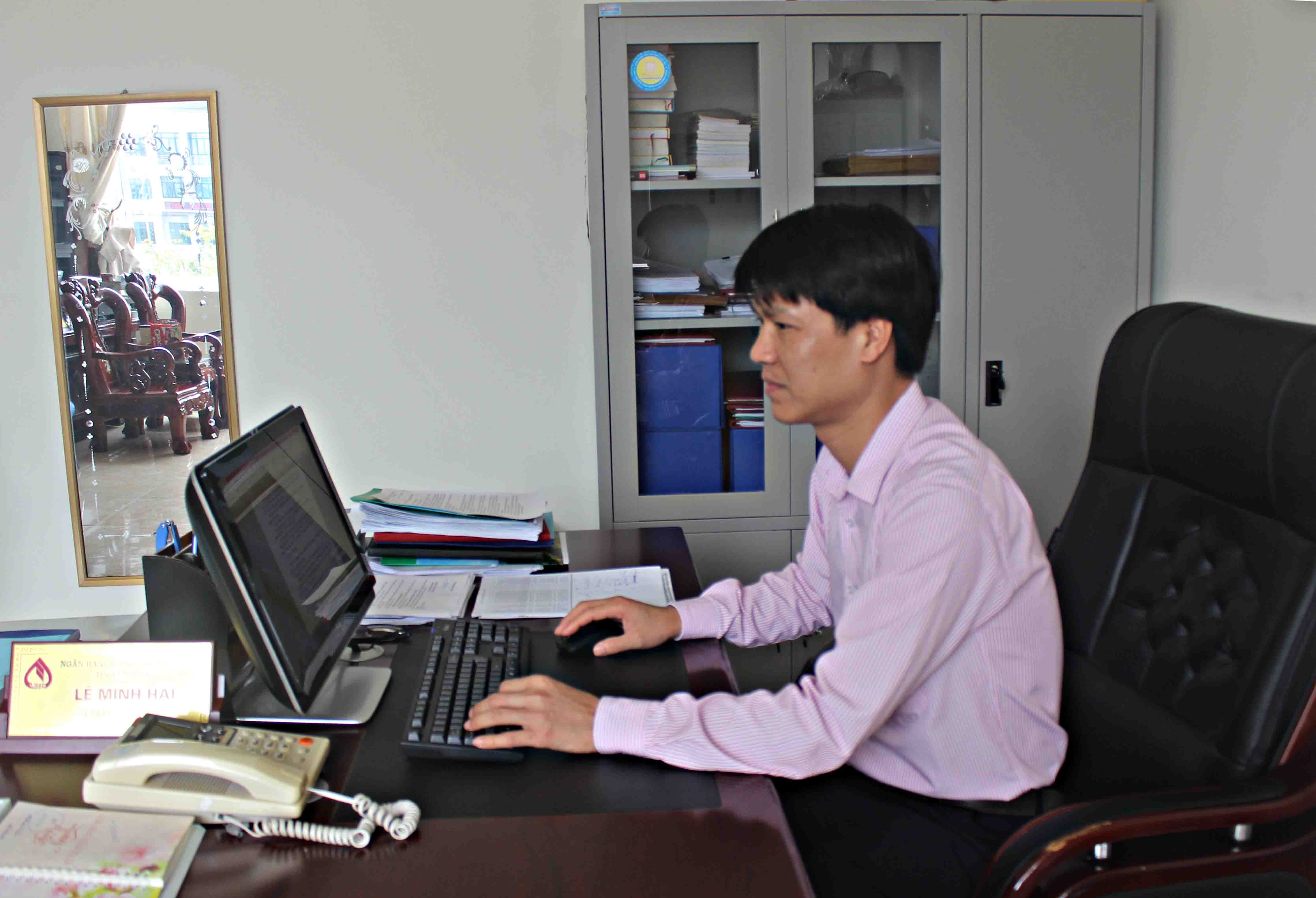 Anh Lê Minh Hải - Trưởng Phòng Hành chính - Tổ chức, NHCSXH Chi nhánh tỉnh miệt mài làm việc.