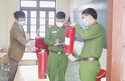 Lực lượng công an PCCC kiểm tra chất lượng bình chữa cháy tại Trường tiểu học Tân Phong.