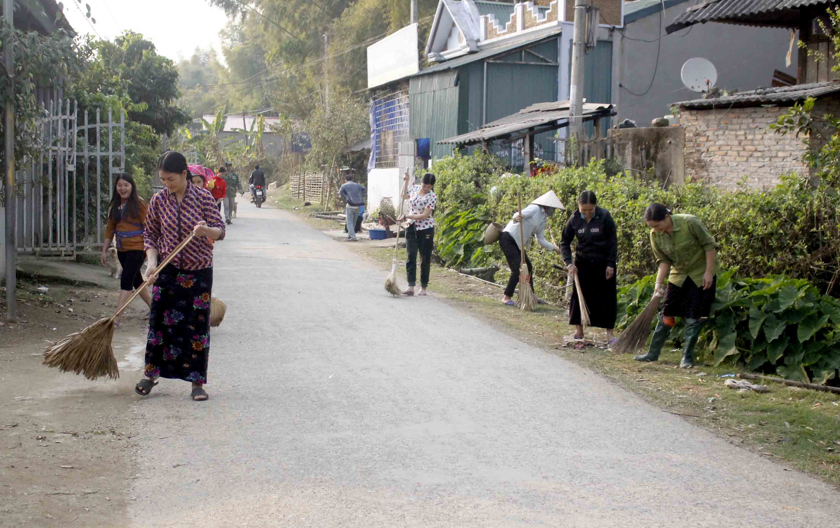 Nhân dân bản Hua Nà, xã Hua Nà (Than Uyên) quét dọn vệ sinh đường trục bản. 