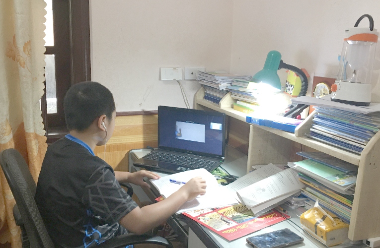 Học sinh trên địa bàn thành phố Lai Châu học trực tuyến qua mạng internet.
