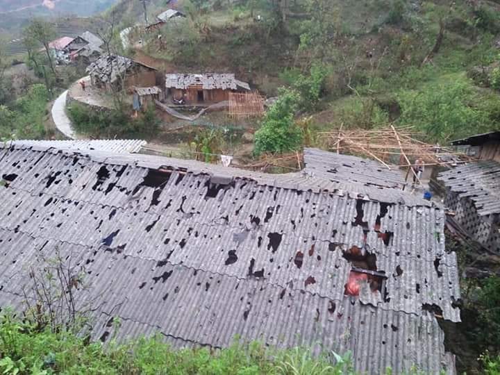 Nhiều hộ dân ở xã Bản Lang bị hỏng mái nhà do mưa đá.		