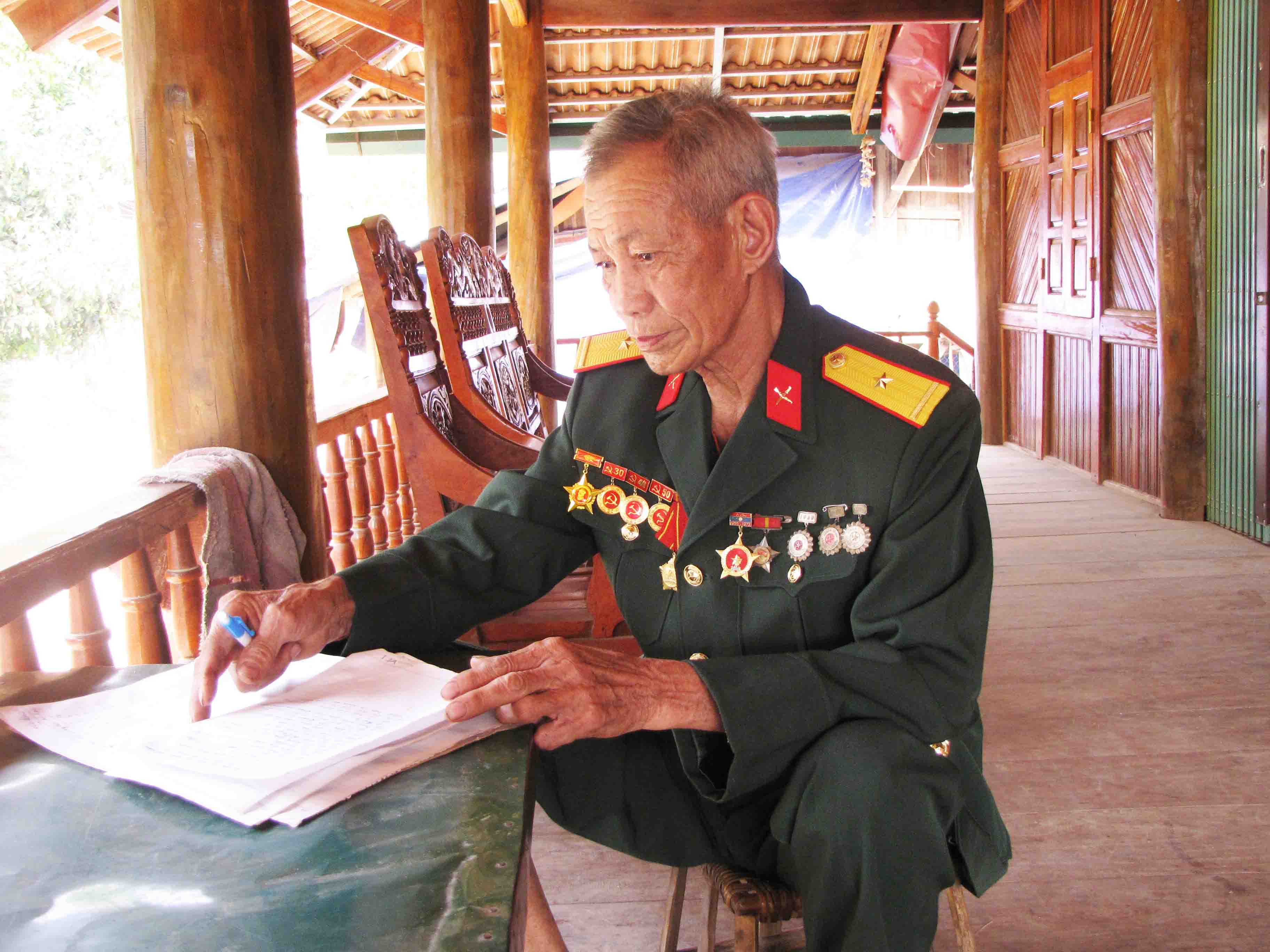 Ông Cà Văn Pao nghiên cứu, chuẩn bị cho cuộc họp của dòng họ