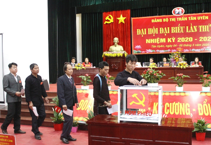 Các đại biểu bỏ phiếu bầu Ban Chấp hành Đảng bộ thị trấn Tân uyên nhiệm kỳ 2020 - 2025.