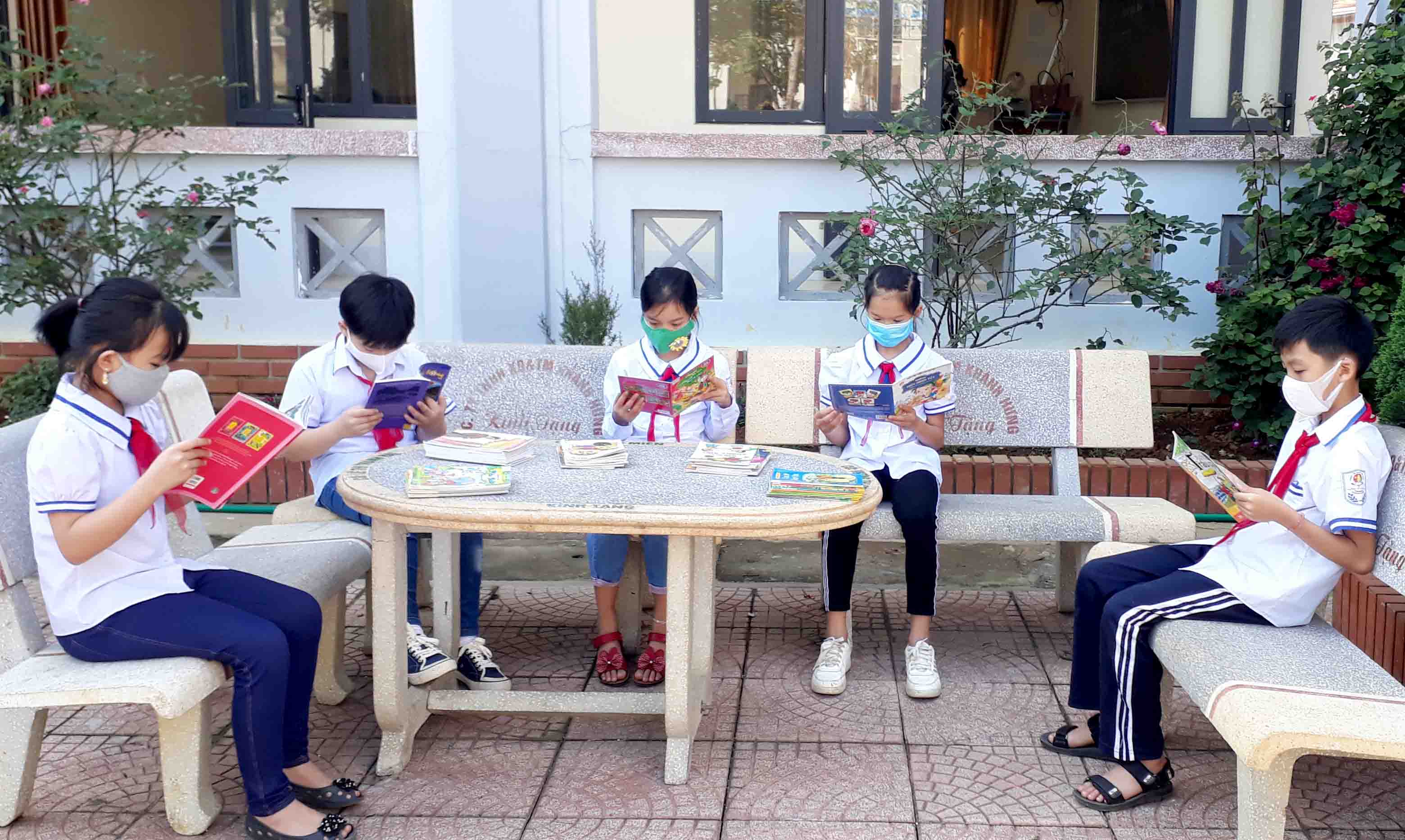 Học sinh trường Tiểu học số 2, thành phố Lai Châu đọc truyện trong giờ ra chơi.