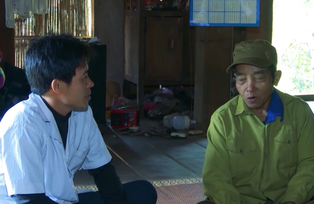 Anh Phổng Lao Sử (bên trái)- y tá bản Nậm Mạ Dạo, xã Ma Quai (huyện Sìn Hồ) hướng dẫn người dân trong bản cách phòng chống dịch bệnh.