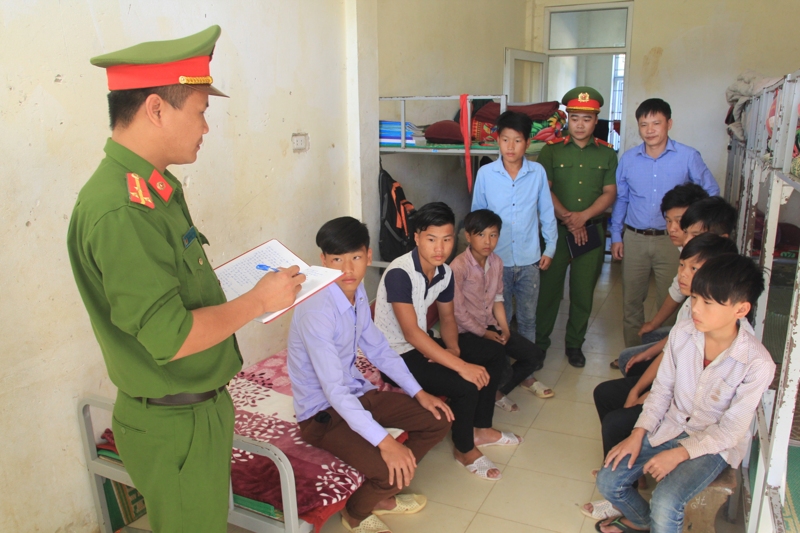 Lực lượng Công an xã Mường Mô (huyện Nậm Nhùn) tuyên truyền về tác hại của ma túy tới người dân.