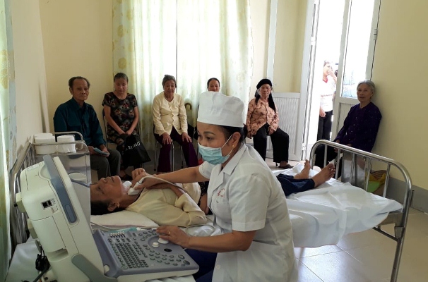 Trung tâm Y tế thành phố Lai Châu khám bệnh cho người cao tuổi.