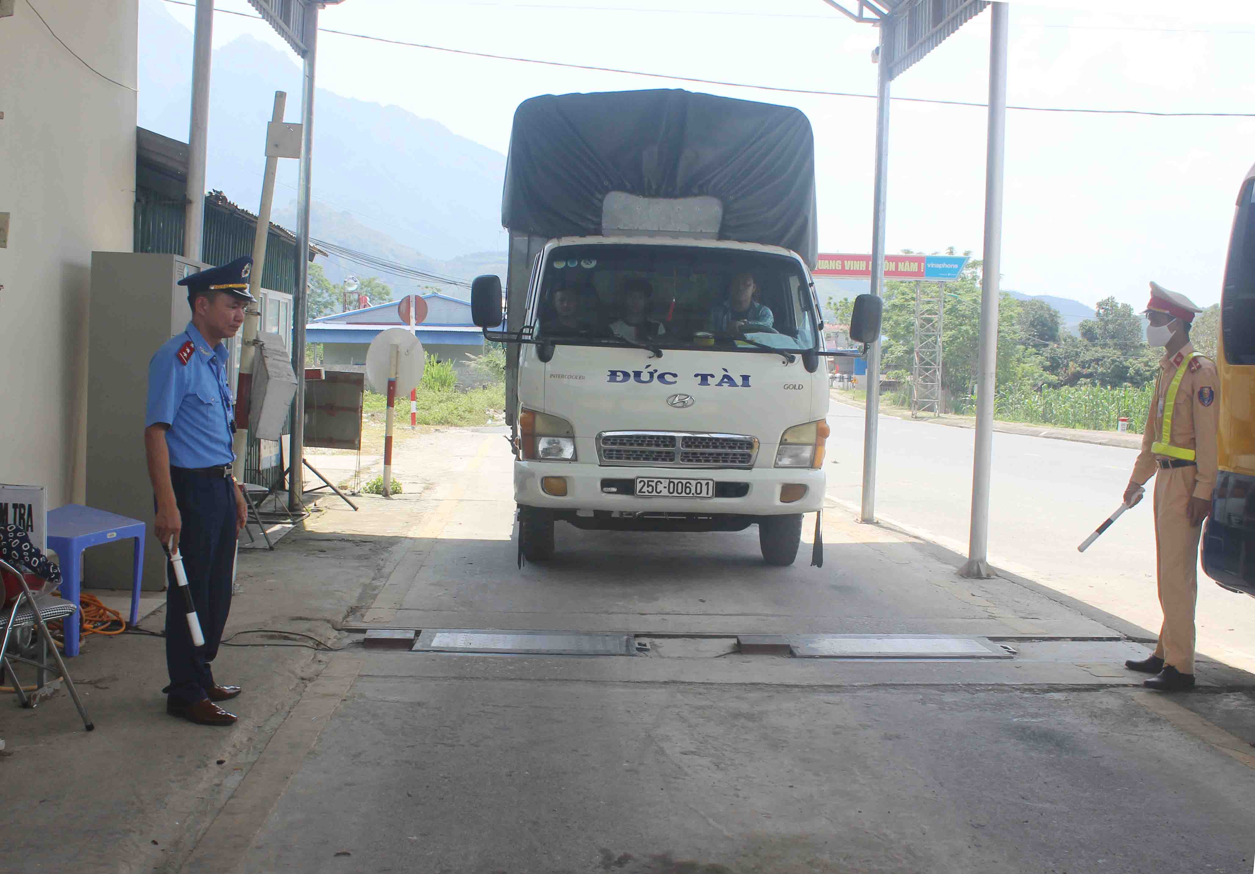 Lực lượng chức năng kiểm tra tải trọng xe tại Trạm cân kiểm tra tải trọng xe lưu động số TC58 tỉnh.