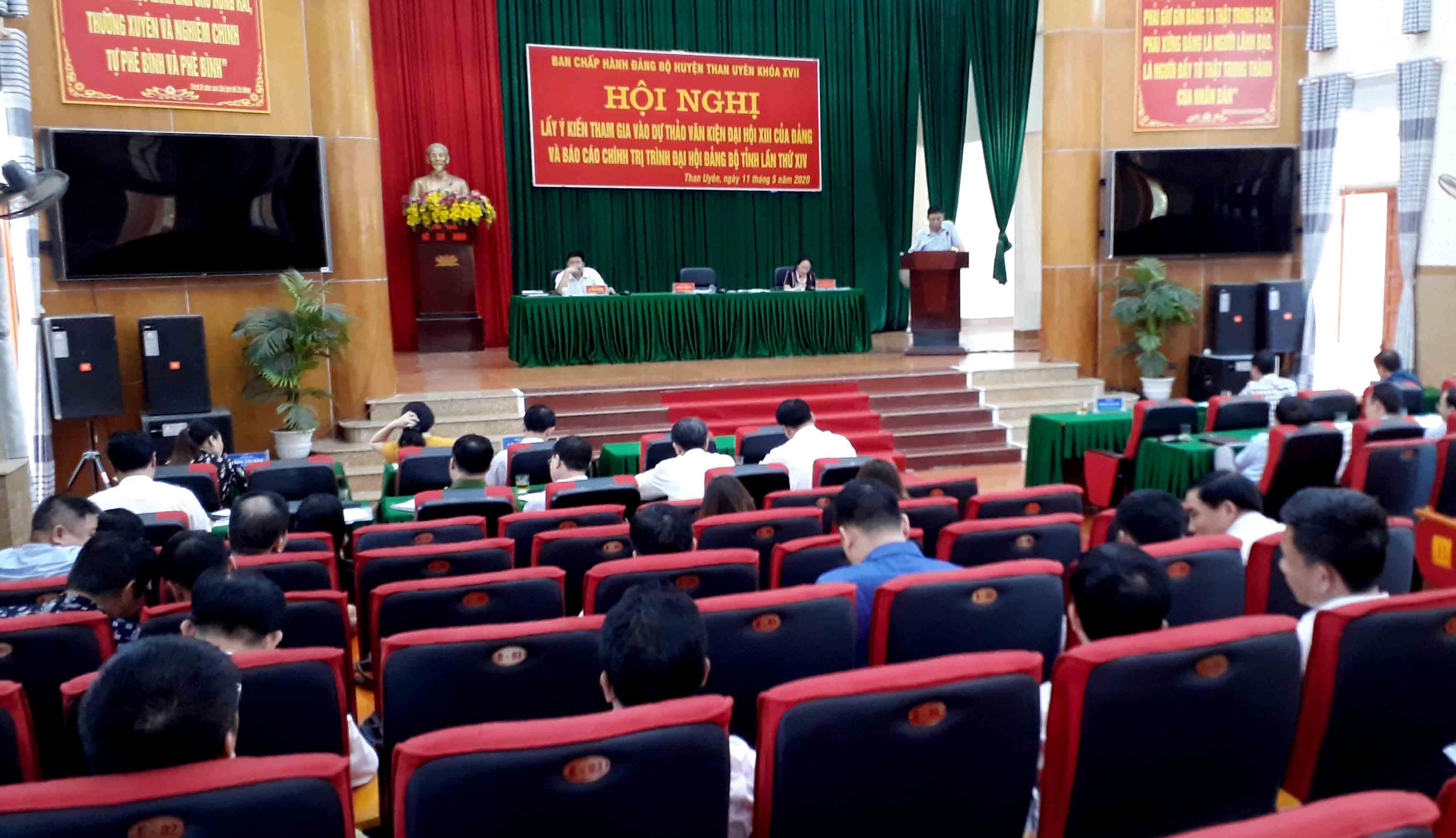 Quang cảnh Hội nghị lấy ý kiến tham gia vào dự thảo Văn kiện Đại hội XIII của Đảng và Báo cáo Chính trị trình Đại hội Đảng bộ tỉnh lần thứ XIV. 