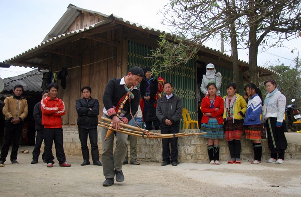 Người dân tộc Mông bản Sắp Ngụa, xã Phúc Than (huyện Than Uyên) tập thổi khèn.