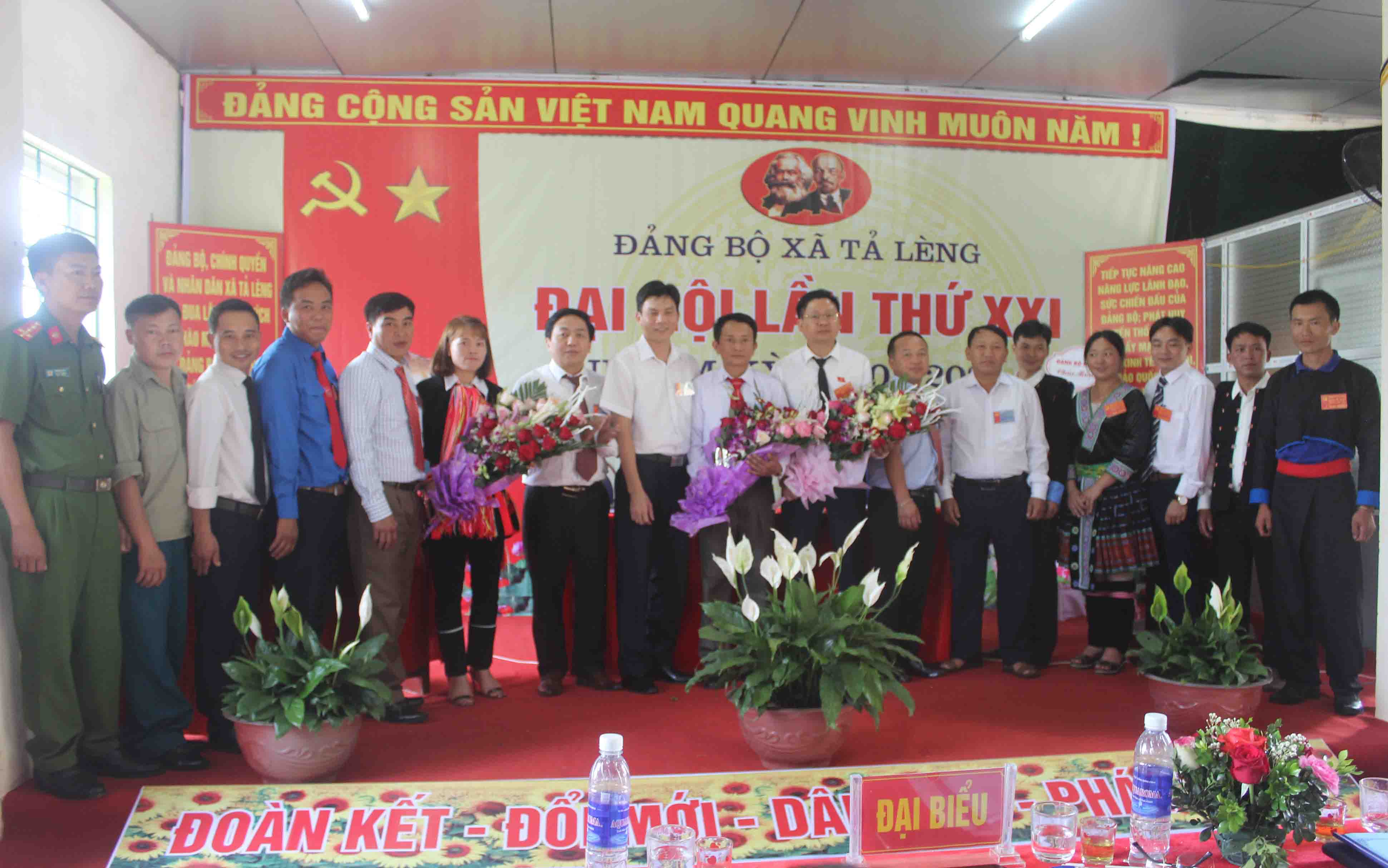 Đại diện lãnh đạo tỉnh, huyện tăng hoa chúc mừng Ban Chấp hành Đảng bộ xã Tả Lèng khóa XXI, nhiệm kỳ 2020 - 2025.