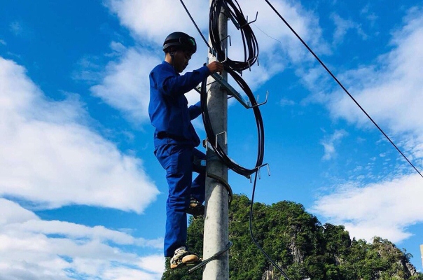 Nhân viên kỹ thuật VNPT Lai Châu kiểm tra đường dây, đảm bảo mạng lưới thông tin liên lạc thông suốt.
