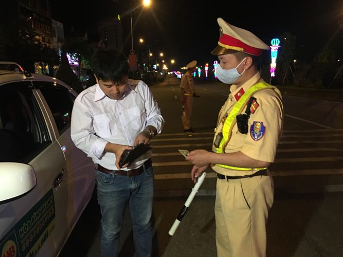 Lực lượng cảnh sát giao thông kiểm tra giấy tờ của phương tiện giao thông.