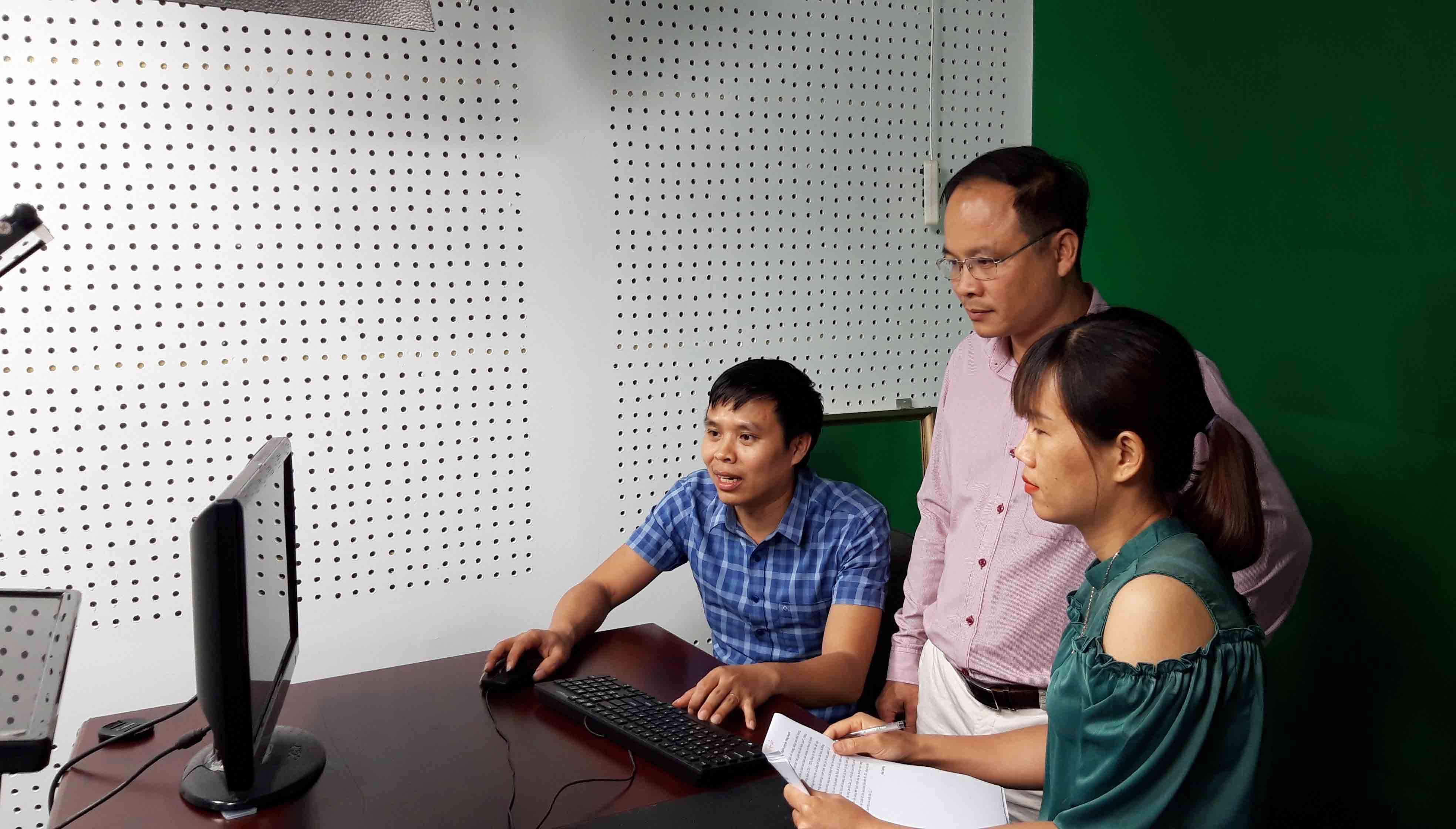 Cán bộ Đài TT-TH huyện Mường Tè xây dựng chương trình tuyên truyền đại hội Đảng. 