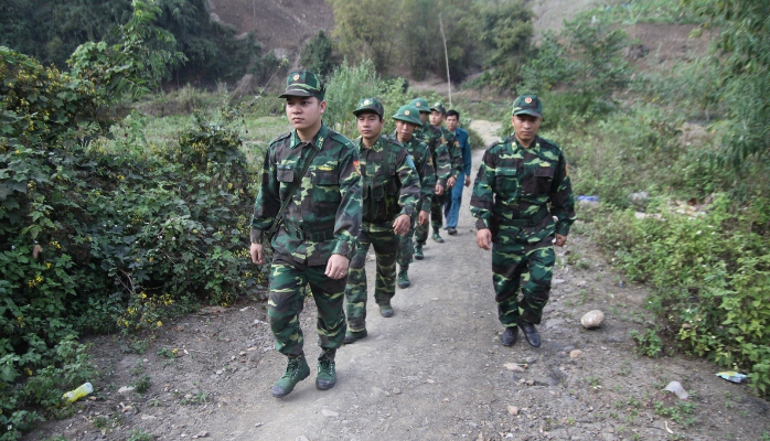    Cán bộ, chiến sỹ Đồn Biên phòng Ma Lù Thàng (huyện Phong Thổ) tuần tra bảo vệ biên giới.
