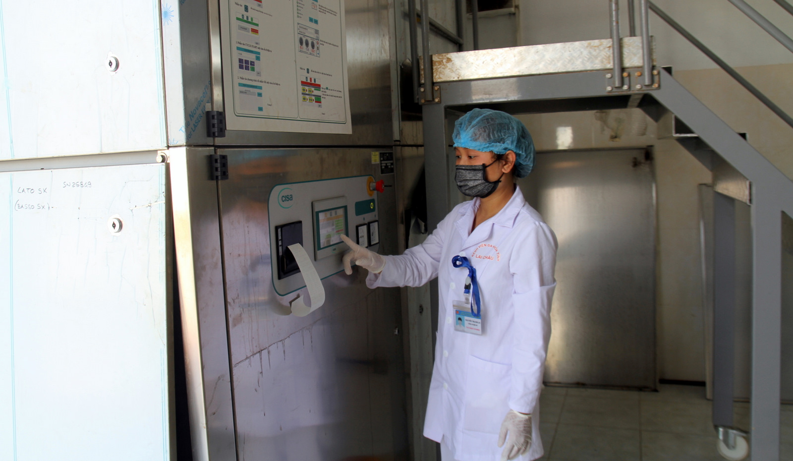 Rác thải y tế được nhân viên Khoa Kiểm soát nhiễm khuẩn, Bệnh viện Đa khoa tỉnh đưa vào máy xử lý theo đúng quy trình.
