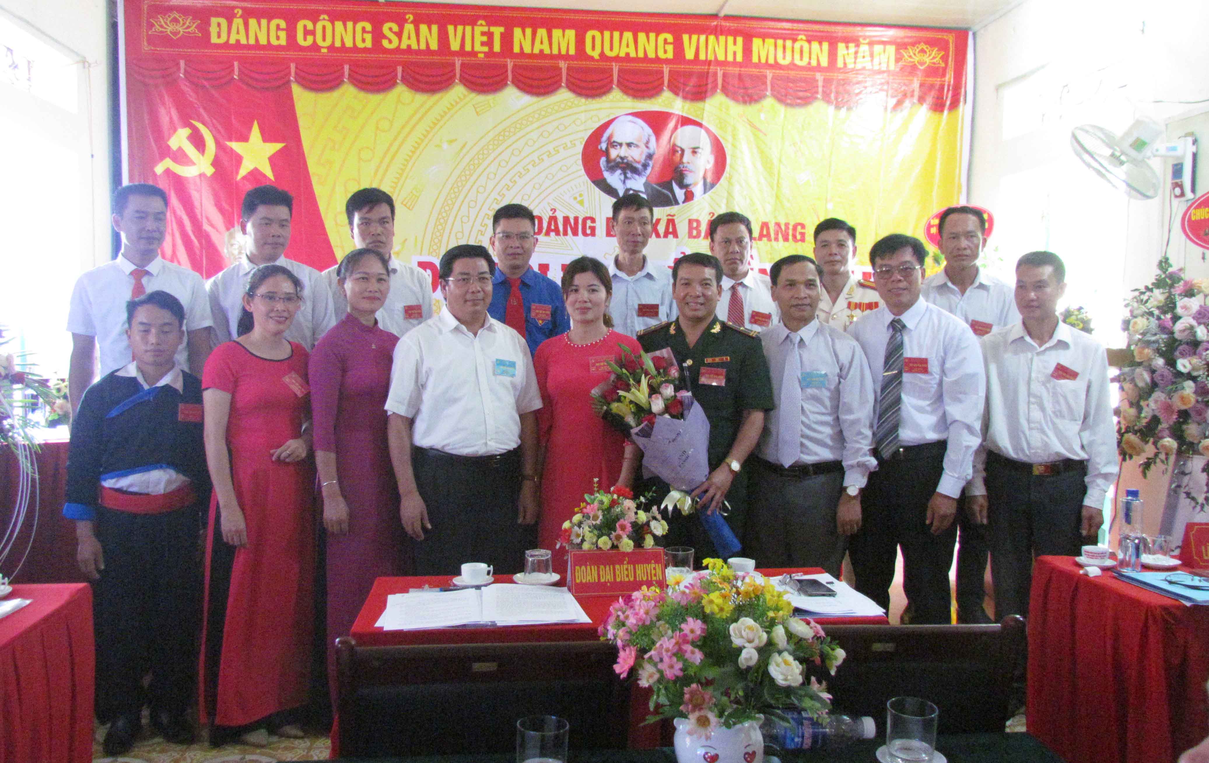 Các đồng chí lãnh đạo Huyện ủy Phong Thổ, Sở Giao thông vận tải tặng hoa chúc mừng Ban chấp hành Đảng bộ xã Bản Lang khóa VII.